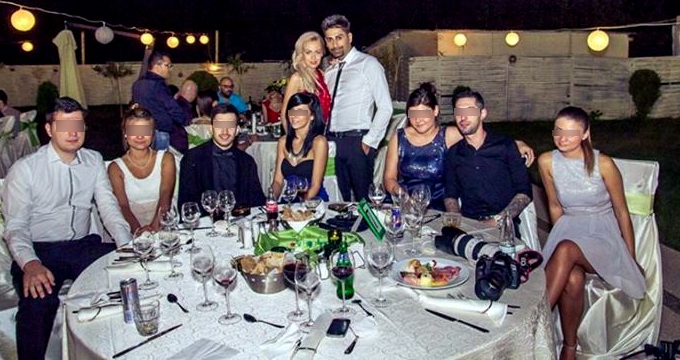 Connect-R si MIsha alaturi de prietenii lor