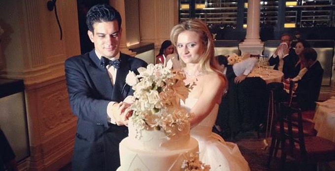 Oana fiica fostului prim ministru Victor Ciorba alaturi de sotul ei taind tortul de la nunta