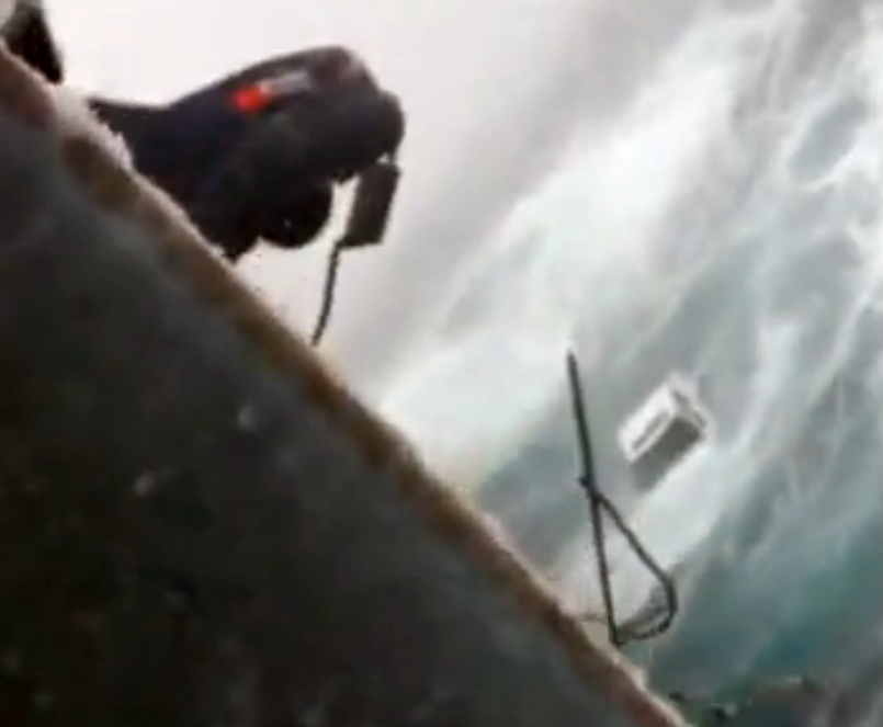 Peste 50 de autoturisme au ajuns in apa