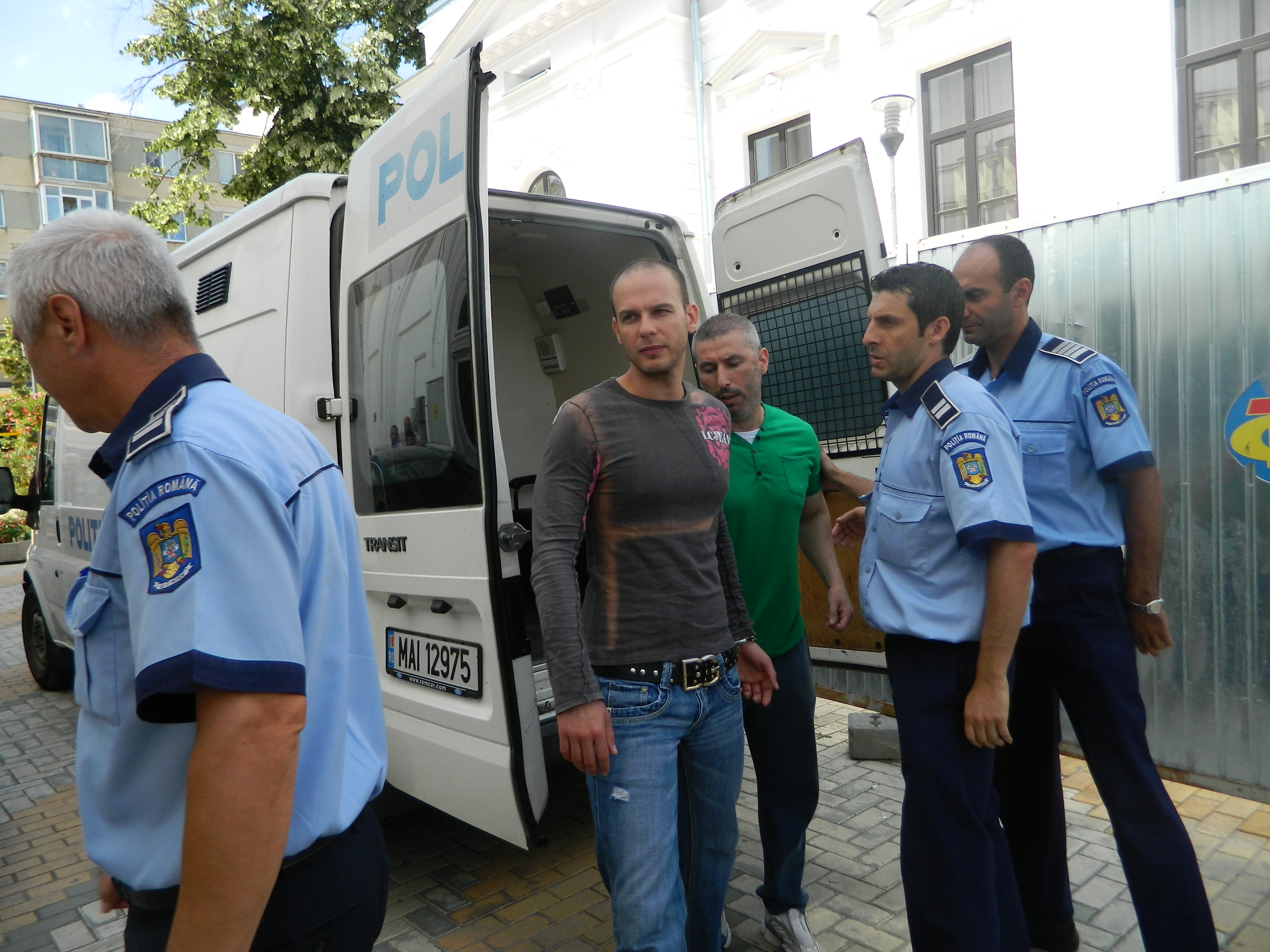 Politistul Andrei Toma si autorul crimei, Ion Paun, au fost arestati sursa foto: argesplus.ro
