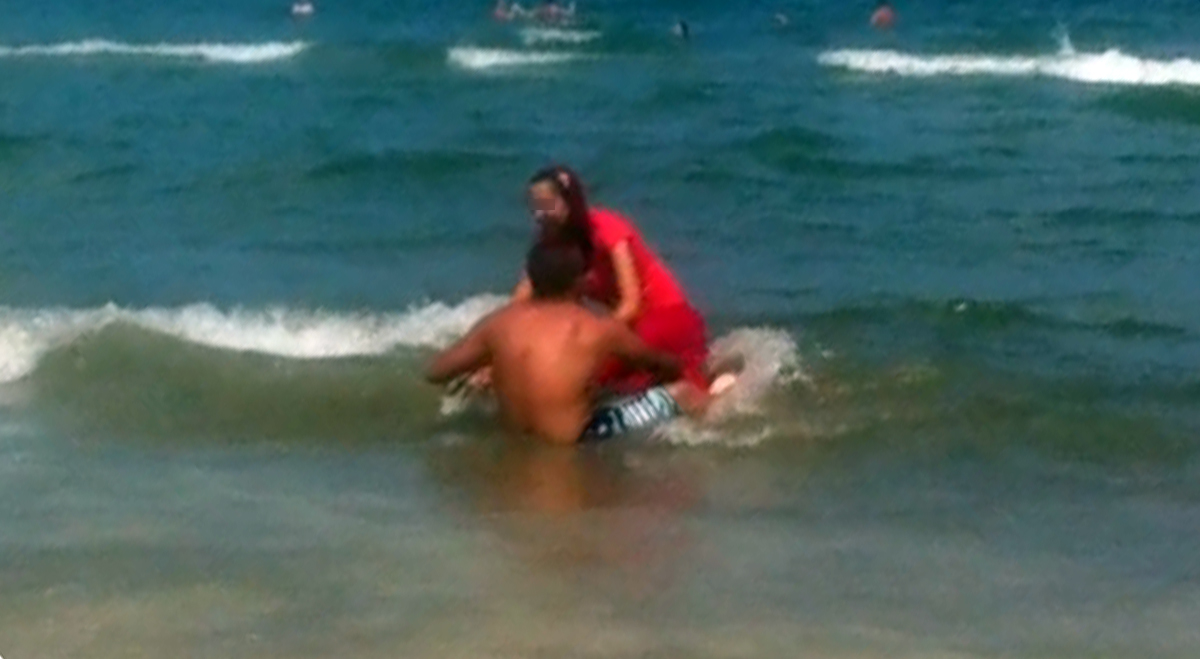 Femeia a intrat fara nici o jena imbracata in apa