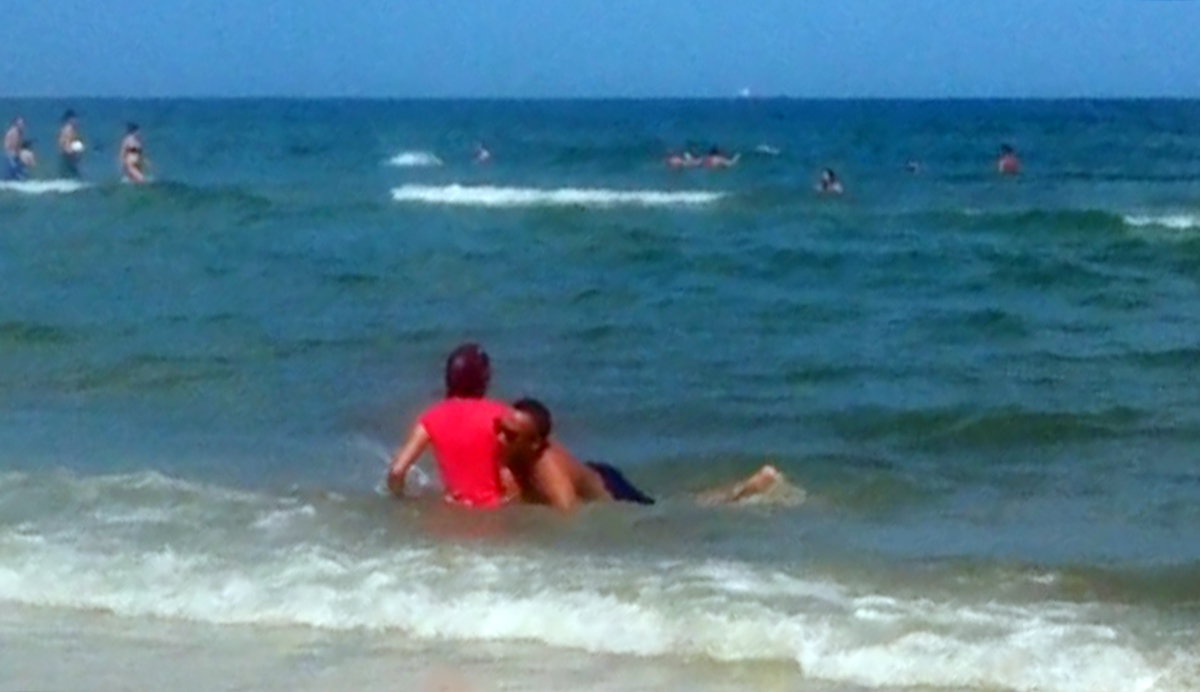 Cei doi s-au jucat in valurile marii, iar faptul ca tanara era imbracata nu a deranjat-o