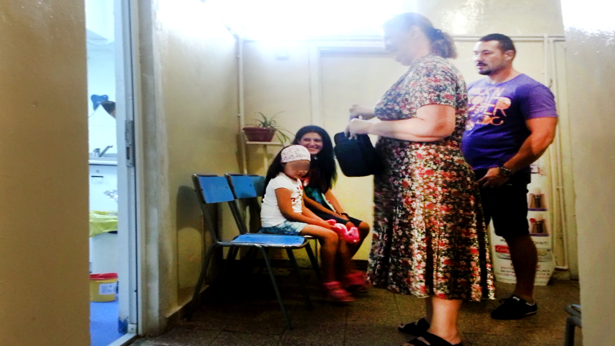 Mama lui Victor impreuna cu fiica sa si ginerele au mers cu nepotica la dentist, la o clinica de cartier
