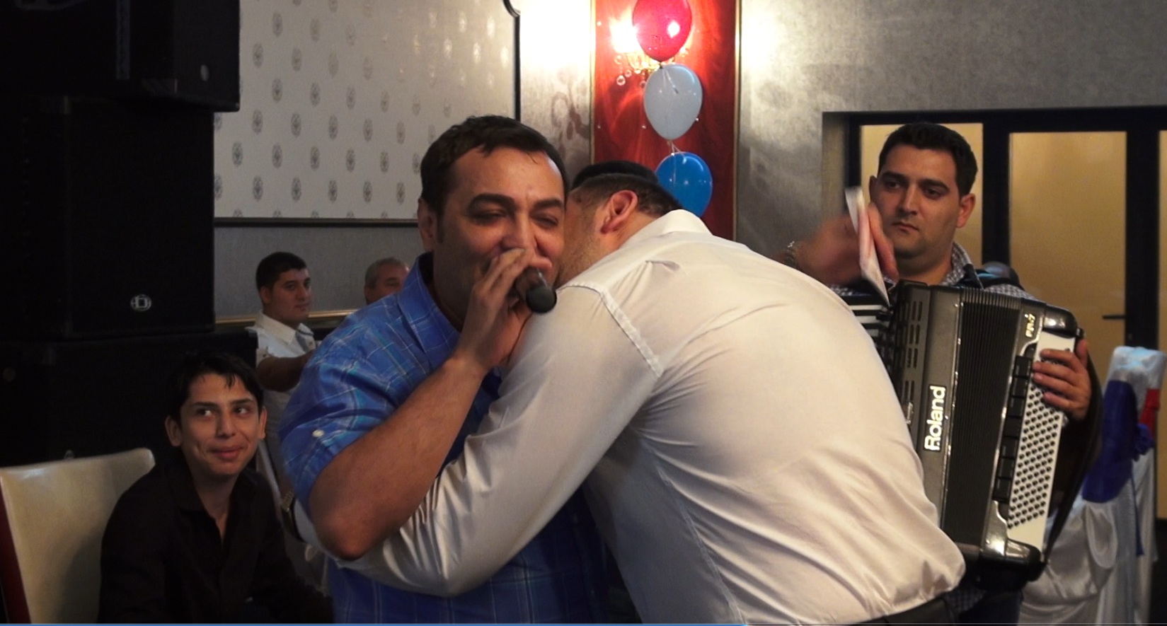 Cornel Spoitoru i-a rasplatit pe manelisti nu doar cu bani, ci si cu sarutari