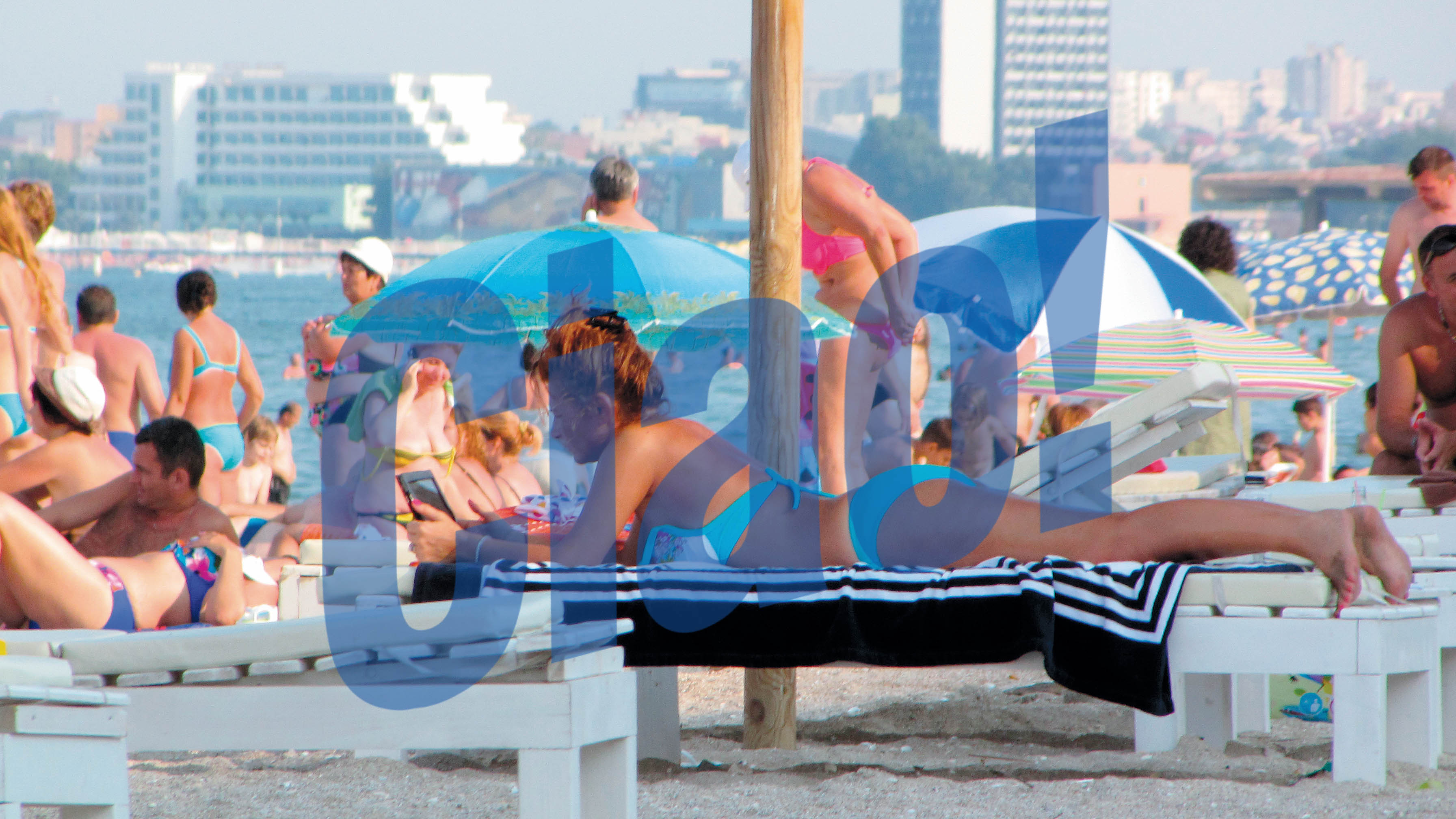 Miroita Videanu se bronzeaza pe sezlong in timp ce se pune la curent cu ultimele stiri