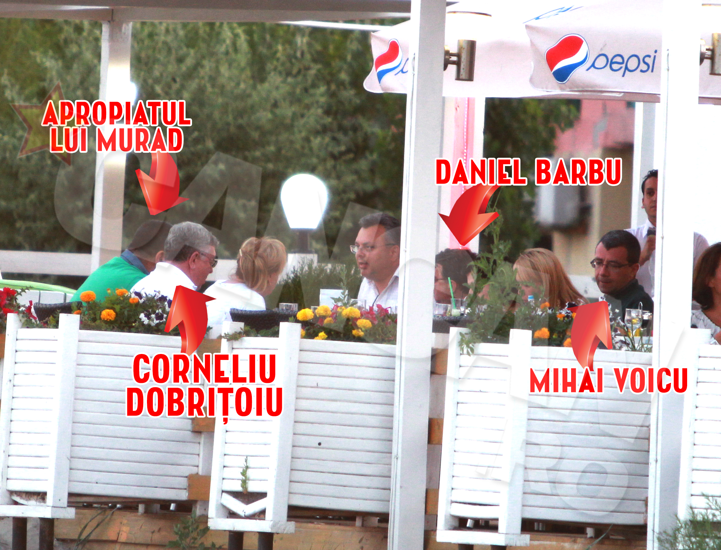 In timp ce Daniel Barbu si Corneliu Dobritoiu au acaparat discutia de la masa, Mihai Voicu era intr-un colt, stingher