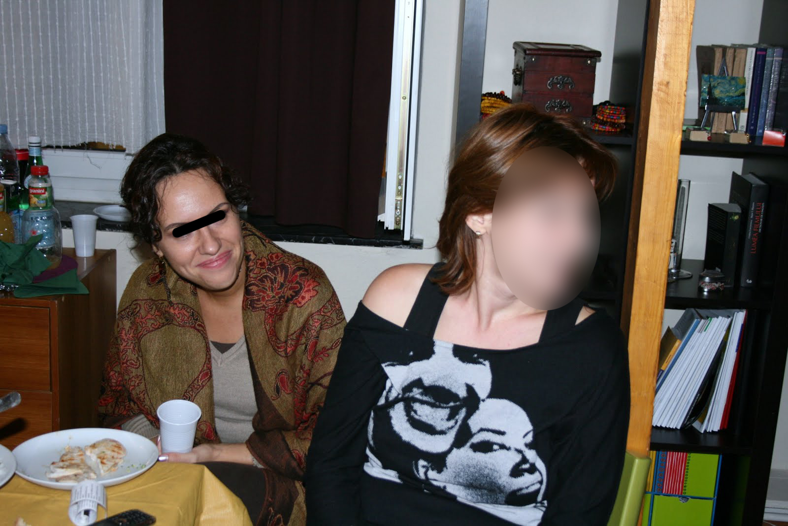 Laura Barbici (dreapta) lucreaza in cadrul Ministerului Afacerilor Externe