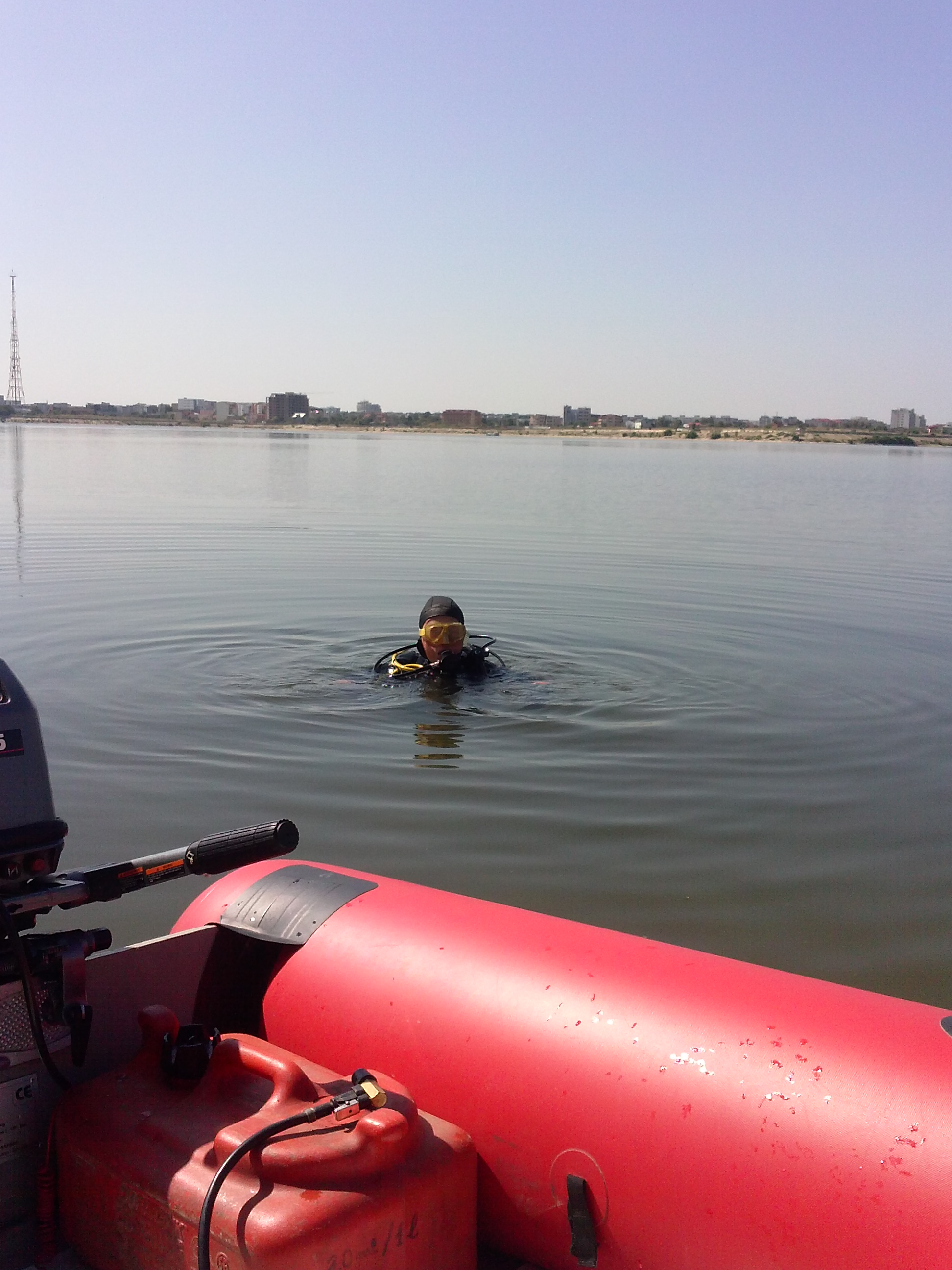 La o adancime mai mare de 1,5 metri scafandrii nu mai vad nimic si trebuie sa se bazeze pe pipait pentru a da de urma persoanelor inecate