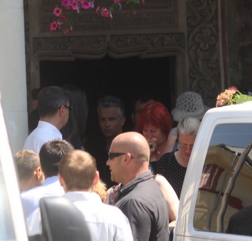 Rudele si prieteni au iesit plangand din biserica