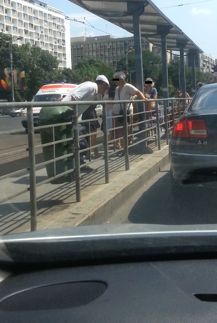 Bucuresteanul face gimnastica in statia de tramvai