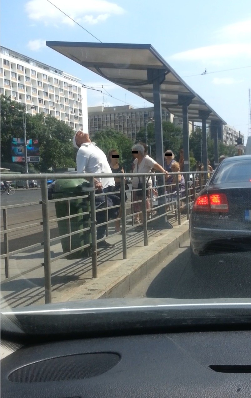 Bucuresteanul face gimnastica in statia de tramvai