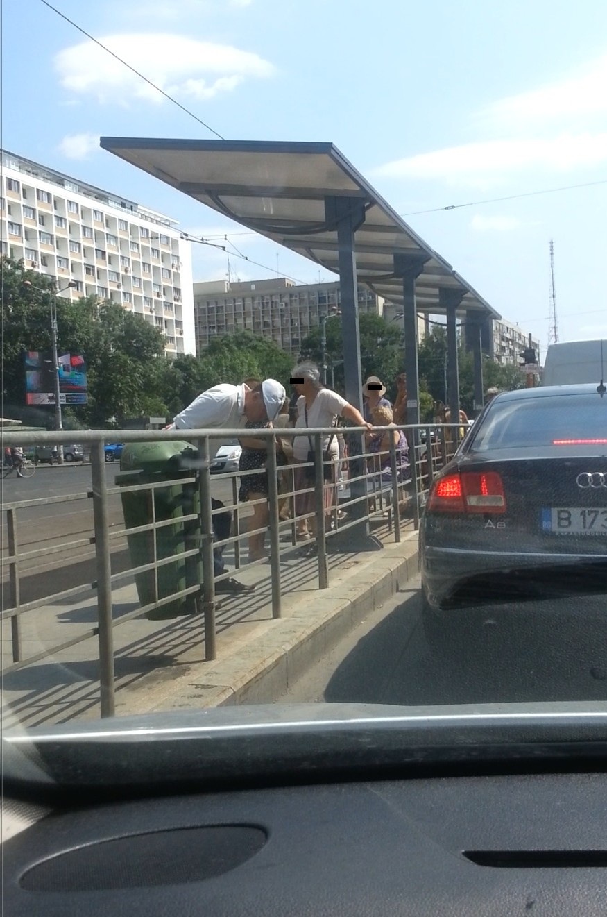 Bucuresteanul face gimnastica in statia de tramvai