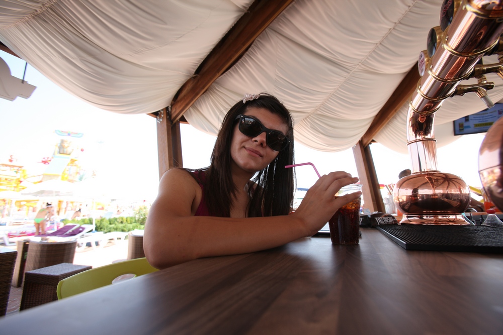 Bianca se ascunde de gradele Celsius sub umbrela de la bar