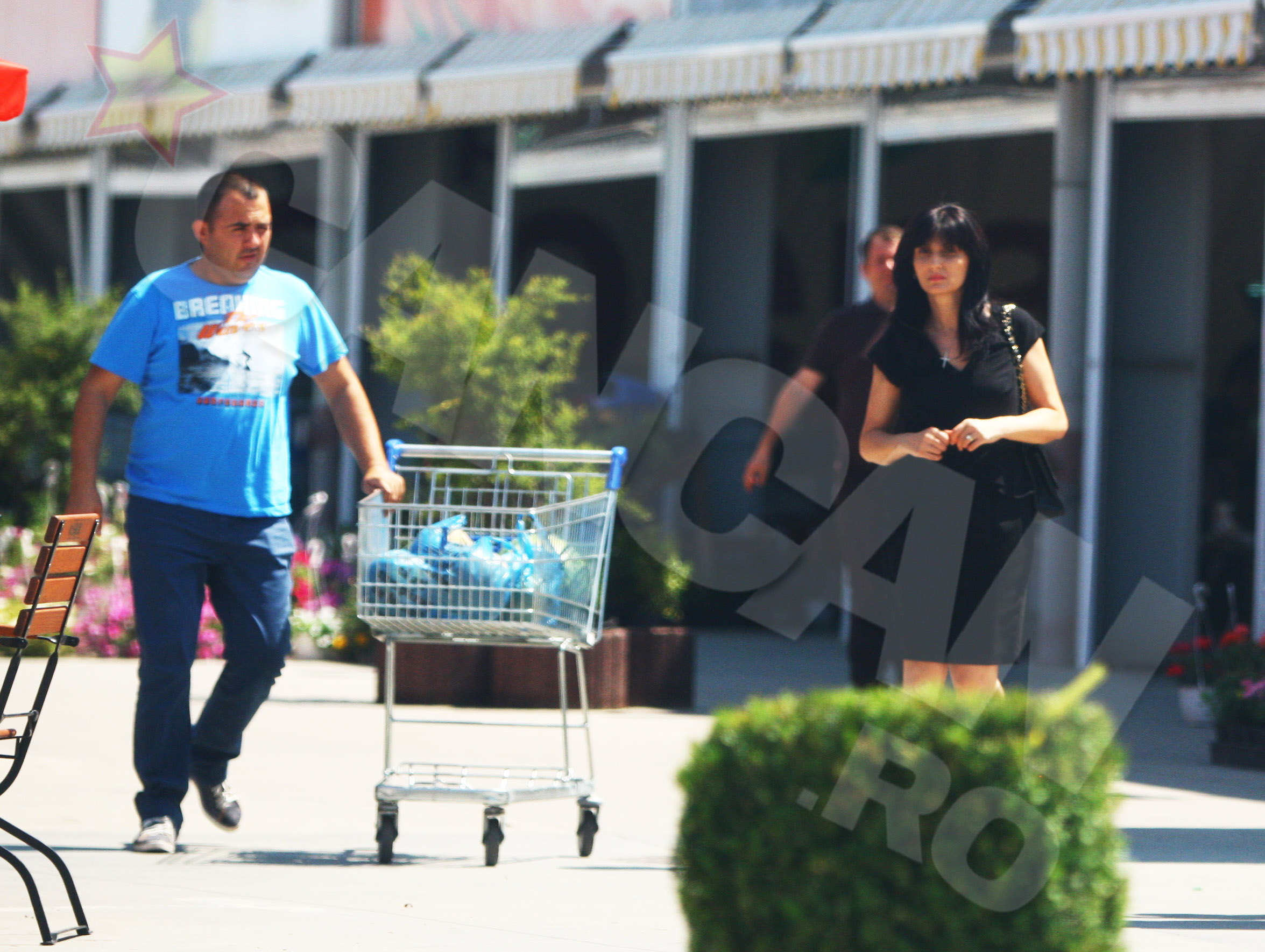 In timp ce doamna Becali mergea ingandurata catre masina, soferul ei se lupta in urma ei cu un carucior plin de pepeni