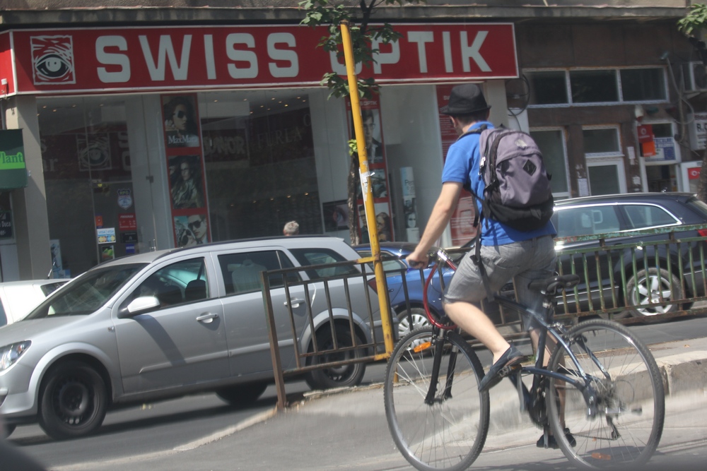 A trecut pe trecere pe bicicleta