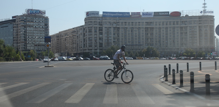 Tanarul a trecut pe bicicleta, dar pe langa trecerea de pietoni exista si o pista special pentru biciclisti