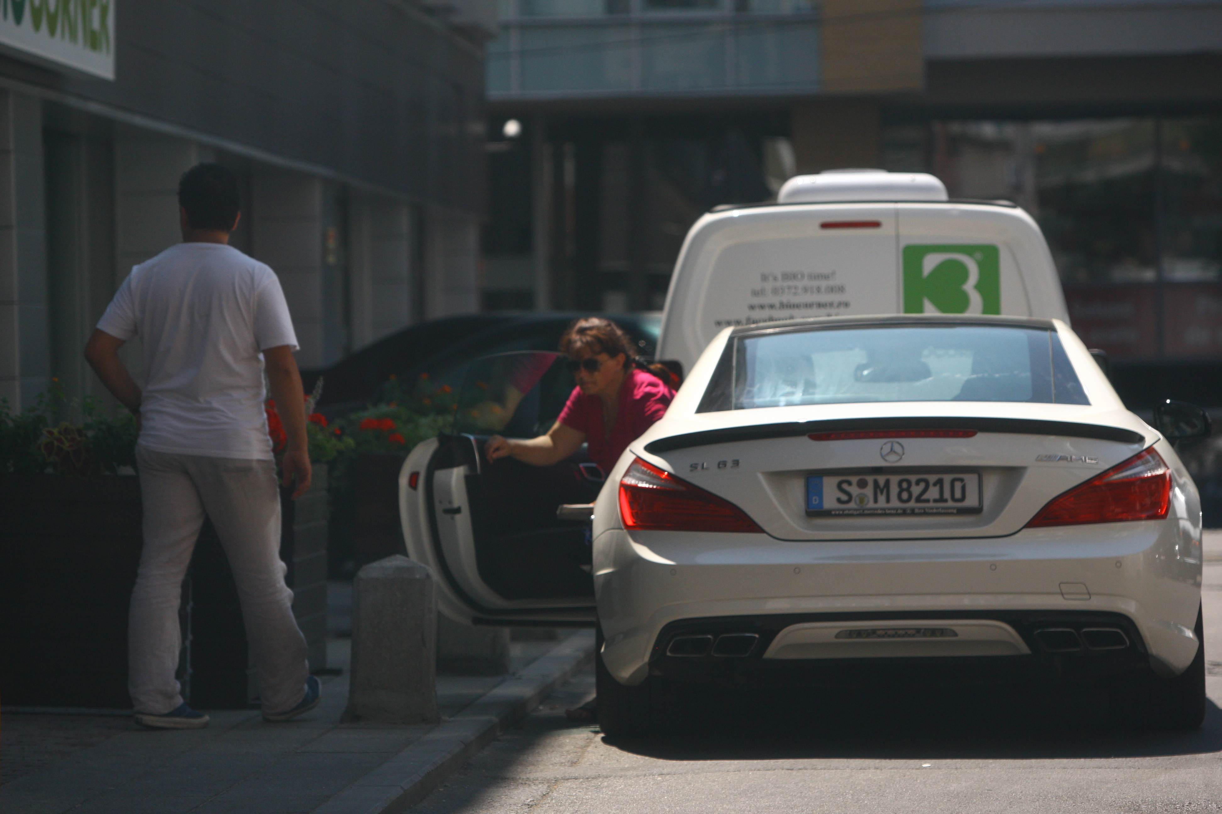 Mama lui Marica a coborat la piata dintr-o masina de 150.000 de euro