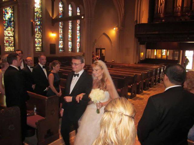 Victor Ciorbea isi conduce fata la altar