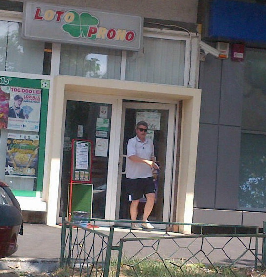 Gigi Multescu a iesit “camuflat” din agentia Loteriei ca sa nu fie recunoscut