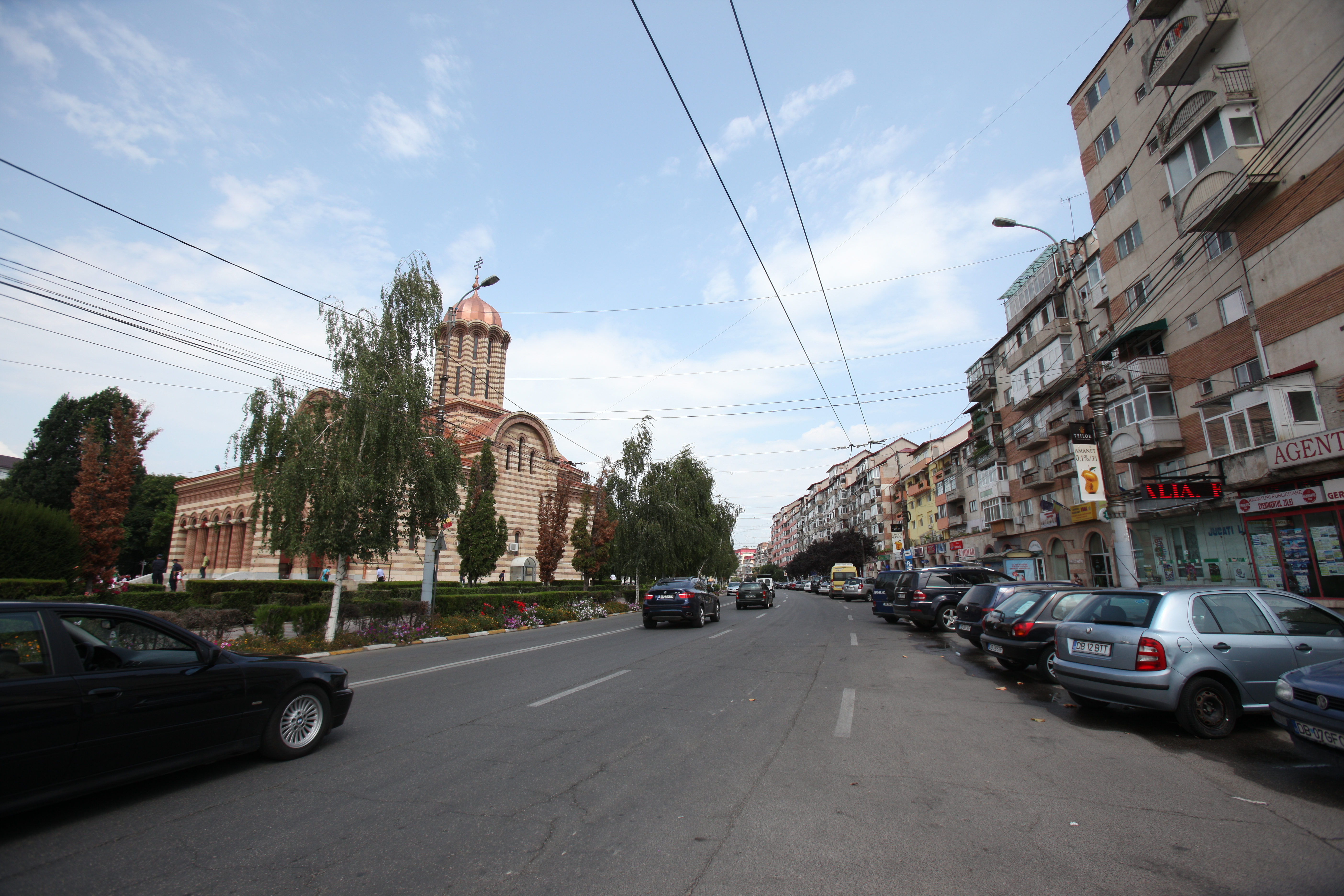 Blocul este situat langa Mitropolia din Targoviste