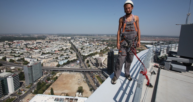 Florin la 137 de metri inaltime, inainte sa se apuce de treaba