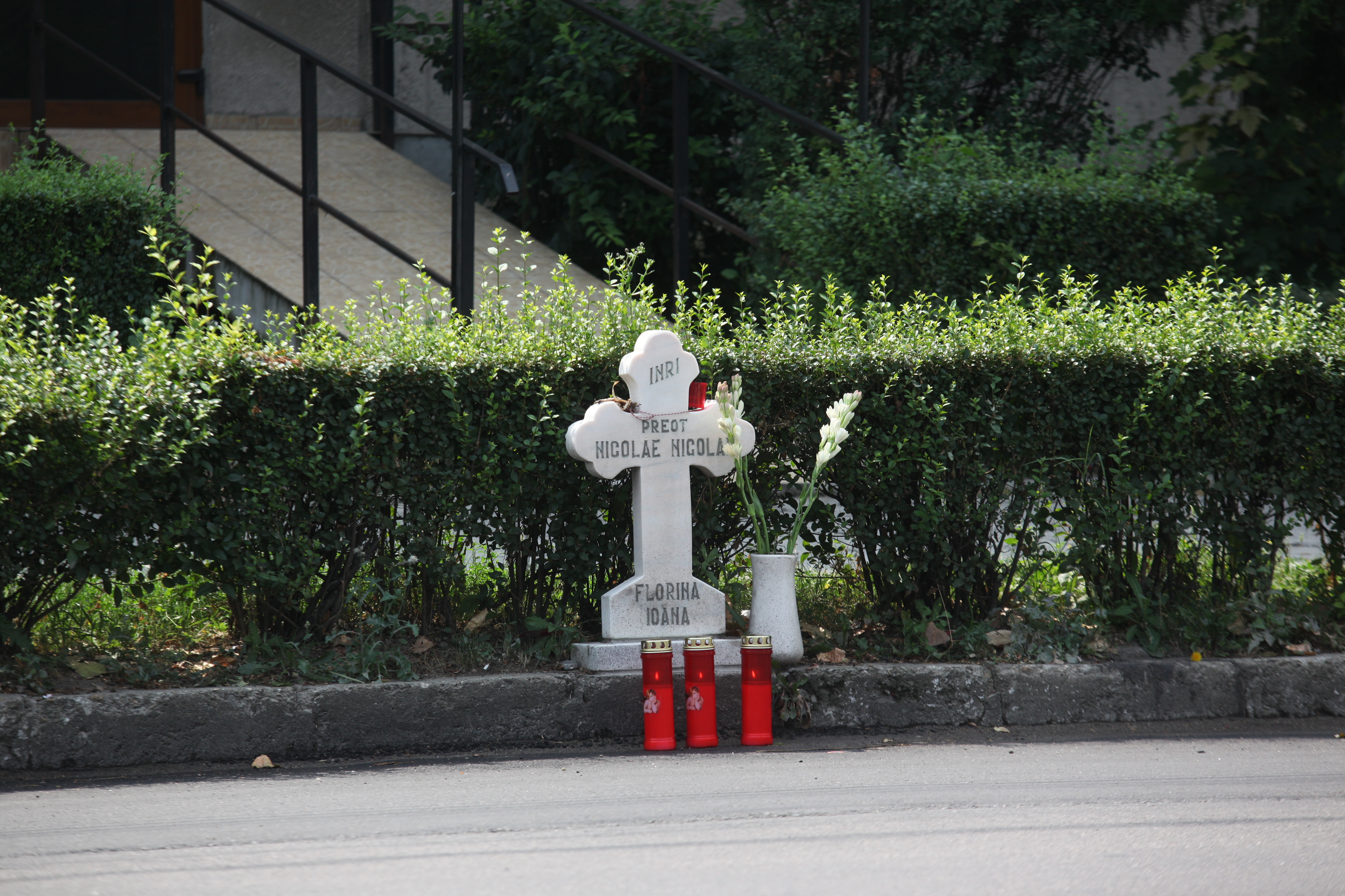 O cruce a fost ridicata la locul accidentului mortal produs de baiatul judecatoarei