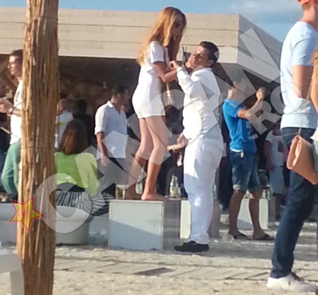 Blonda i-a inchis gura imediat