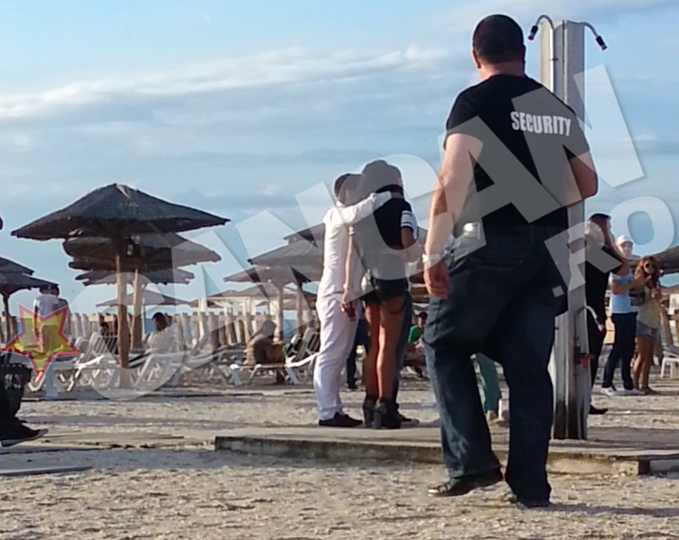 S-a infiltrat si langa un grup de fete care faceau poze