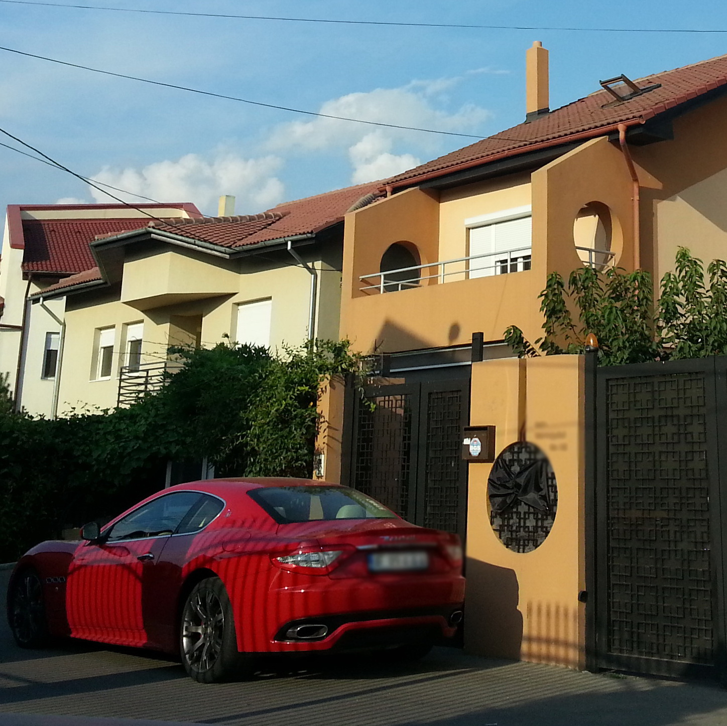 O panglica neagra a fost pusa pe peretele casei omului de afaceri, iar masina acestuia parcata in fata imobilului