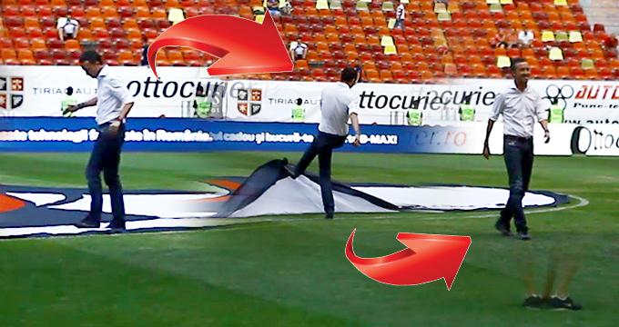 Inainte sa inceapa derbyul, managerul Stelei a calcat si a dat cu piciorul in steagul lui Dinamo, aflat la mijlocul terenului, ceea ce i-a facut pe suporterii 