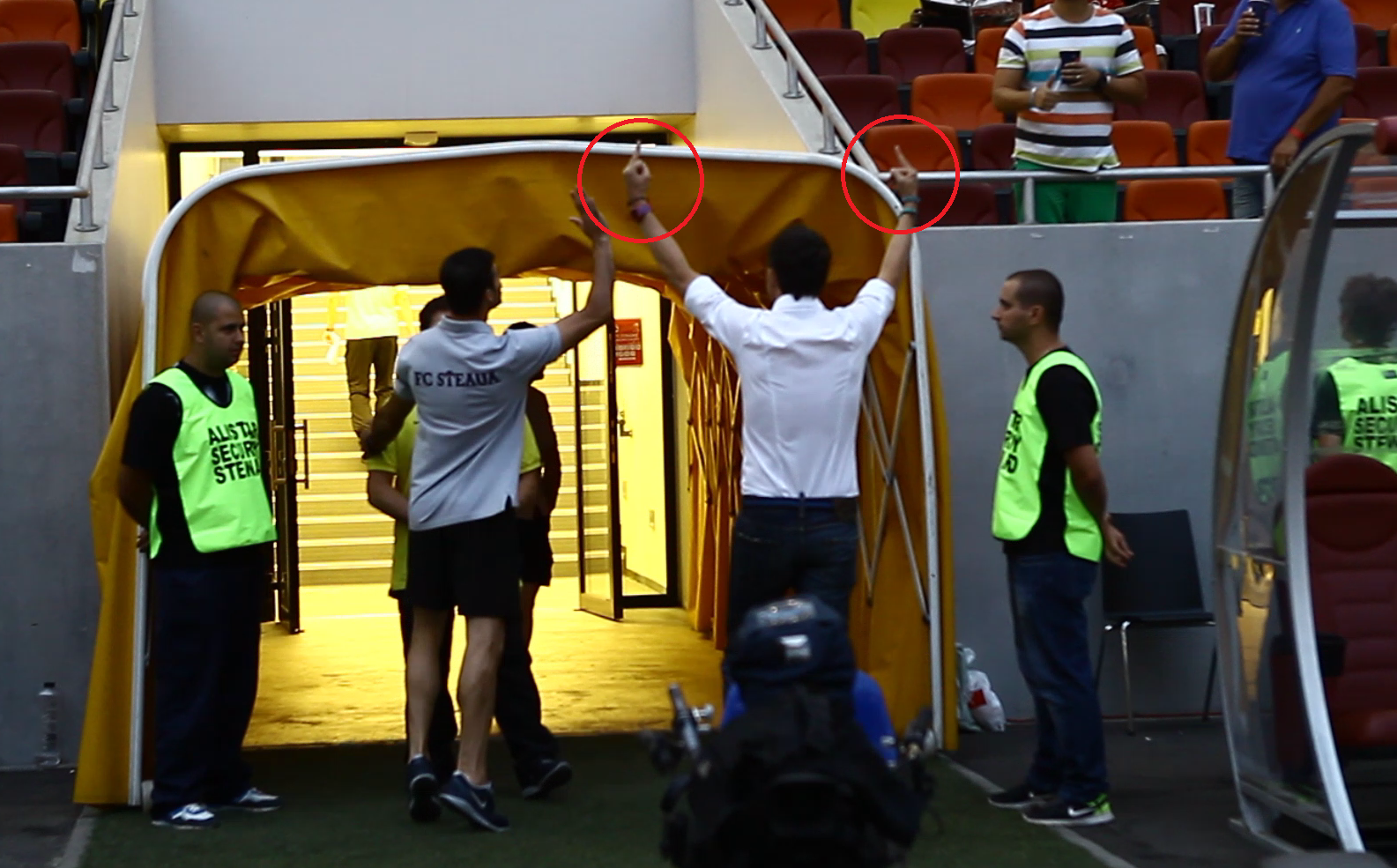 Inainte sa intre in tunelul de acces, Meme le-a aratat fanilor lui Dinamo degetele mijlociii ale mainilor. Imediat, 