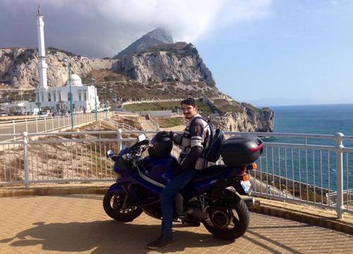 Consilierul general vede lumea de pe motocicleta