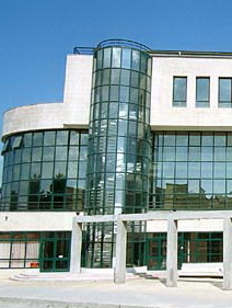 La prima vedere, casa politicianului aduce cu sediul vamii din Valcea