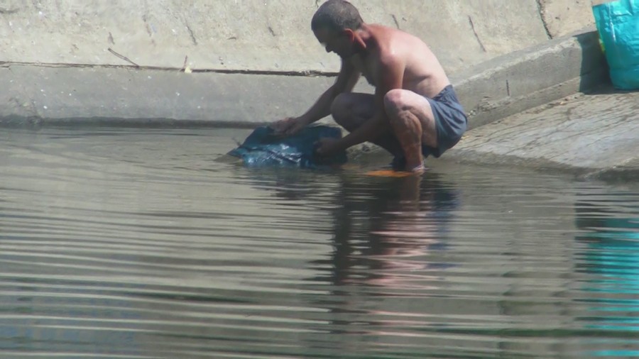 Isi spala hainele la Dambivita