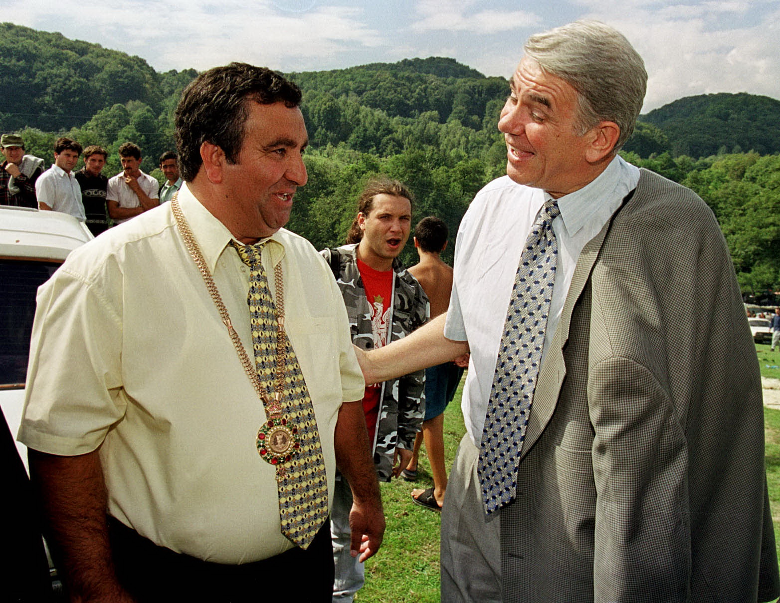 La putin timp dupa incoronare, la sarbatoarea tiganilor de Sfanta Maria Mica de la Costesti, Valcea, alaturi de Teodor Melescanu