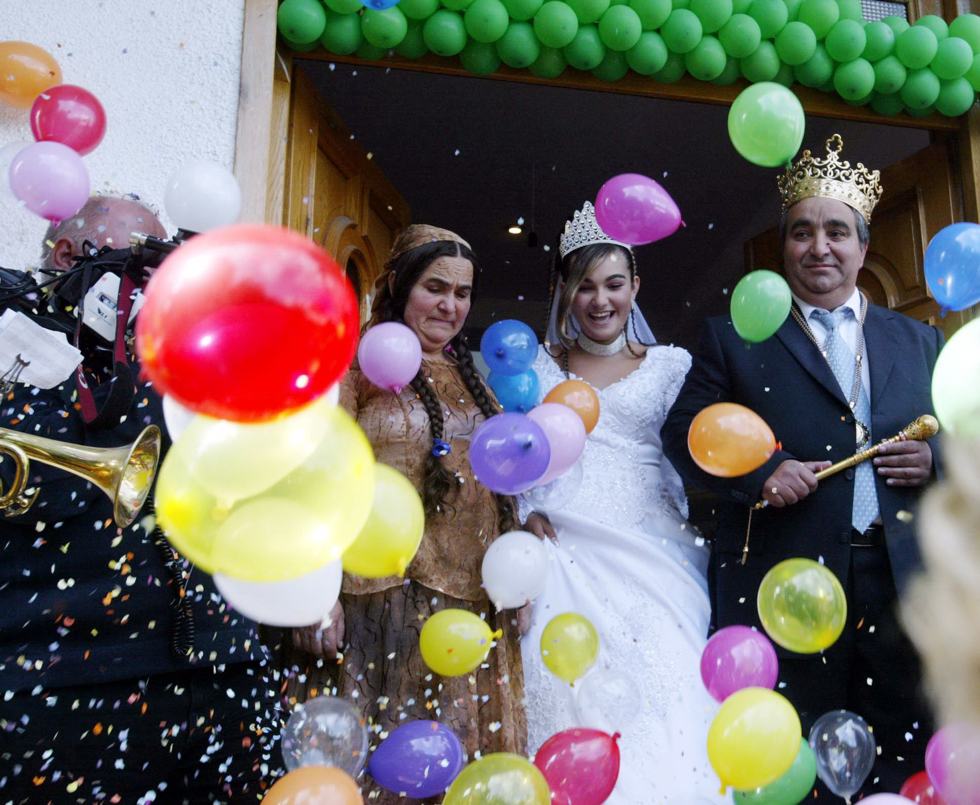 2003 - isi conduce la altar fiica, in varsta de numai 14 ani