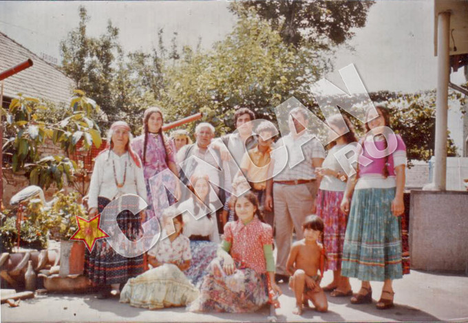 Fotografie de arhiva - aici, alaturi de tatal sau