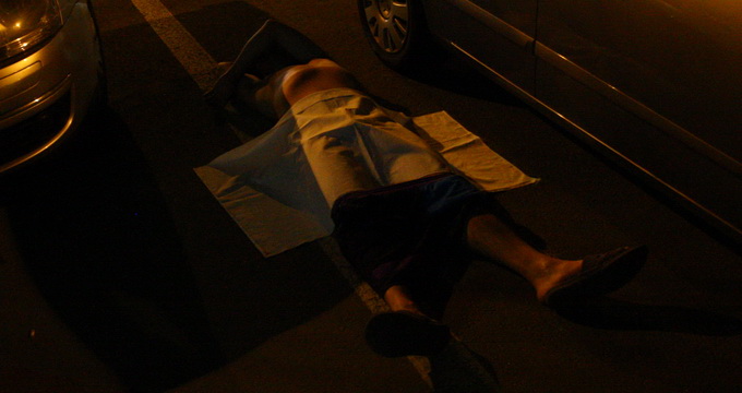 Barbatul era intins pe asfalt