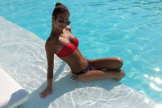 Fosta concurenta de la Vocea Romaniei este foarte sexy in costum de baie