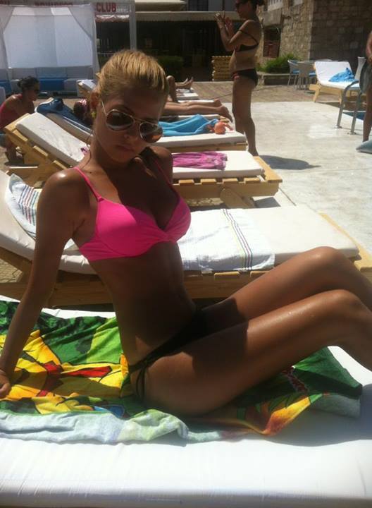 Tanara are toate calitatile pentru a reusi in muzica, o voce extraordinara si un corp de invidiat