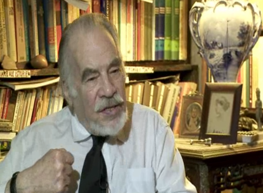 Academicianul detine una dintre marile biblioteci de specialitate din tara (foto:protv)