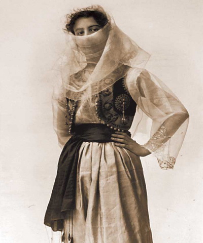 Dupa ce si-a ars chipul, Maruca n-a mai iesit aproape niciodata in public fara a-si acoperi chipul