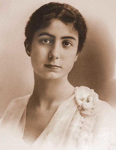 Maruca si-a facut loc in lumea mondena a inceputului de veac XX la bratul printului Mihail Cantacuzino, cel mai ravnit burlac al vremii, care i-a fost sot.