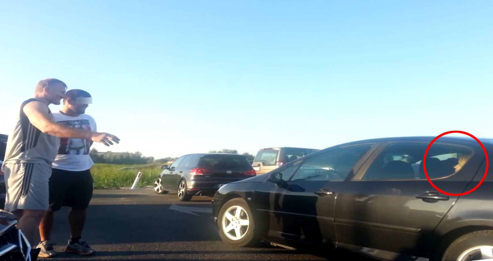 Inainte de a intra in club, Tolea i-a facut cu mana blondei din masina