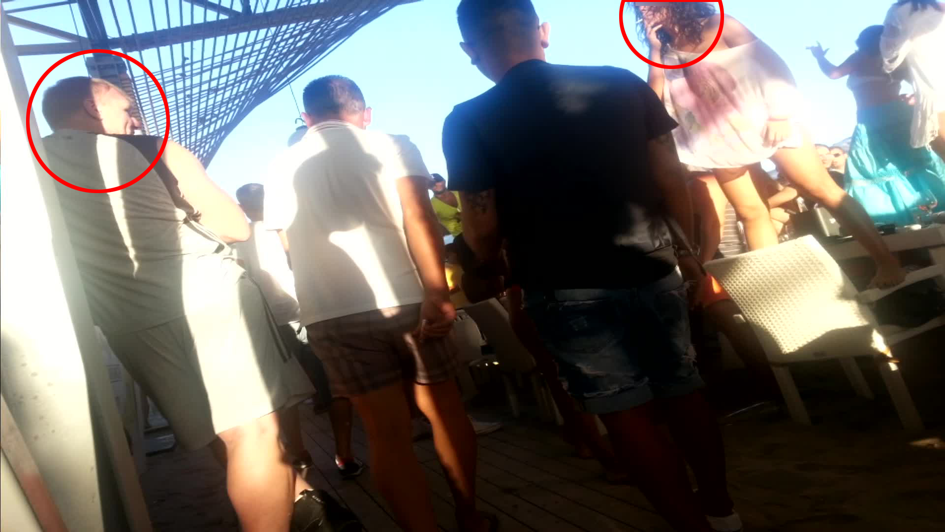 Isi indreapta atentia catre bruneta care dansa pe mese