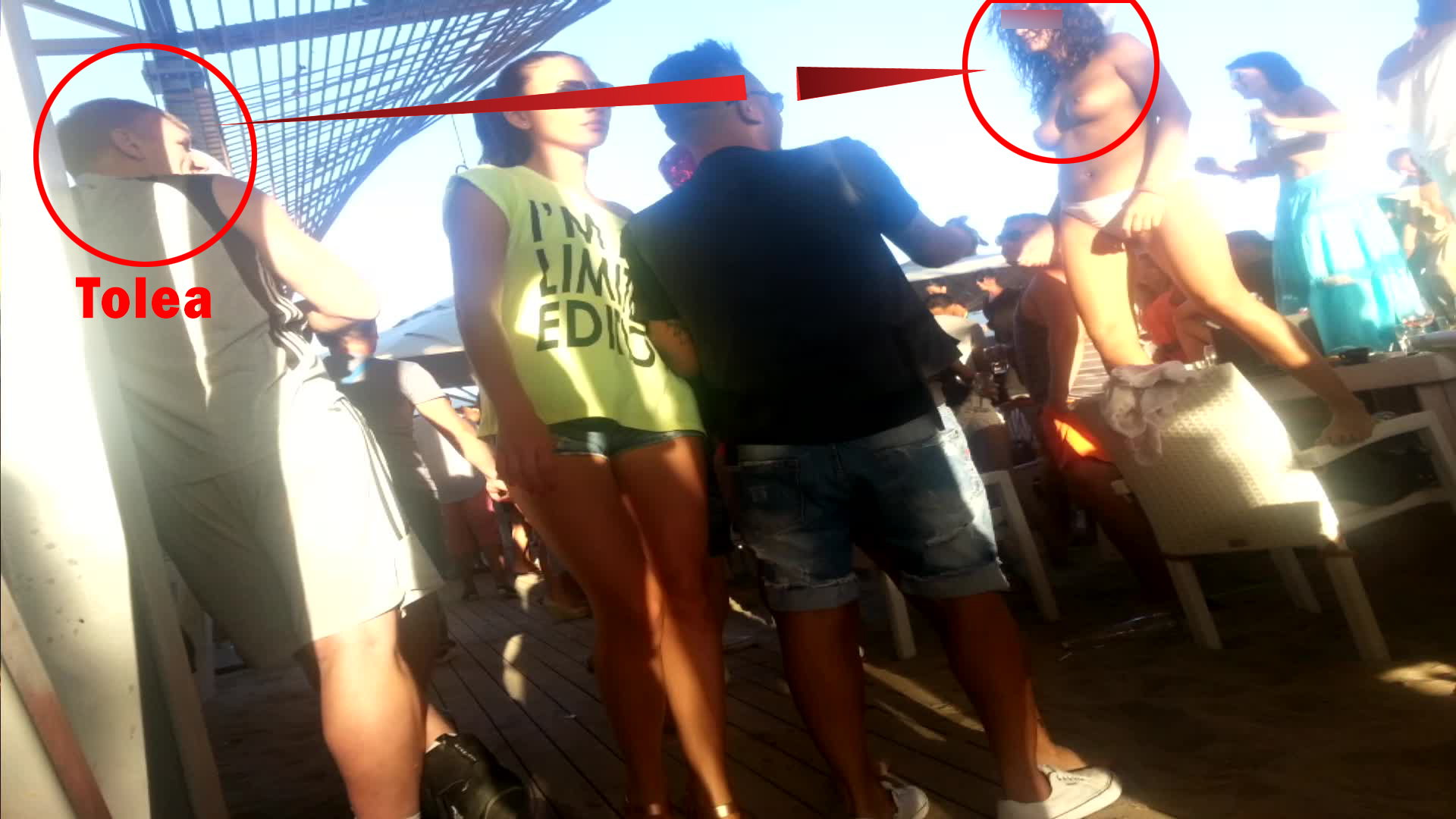 O soarbe din priviri pe bruneta