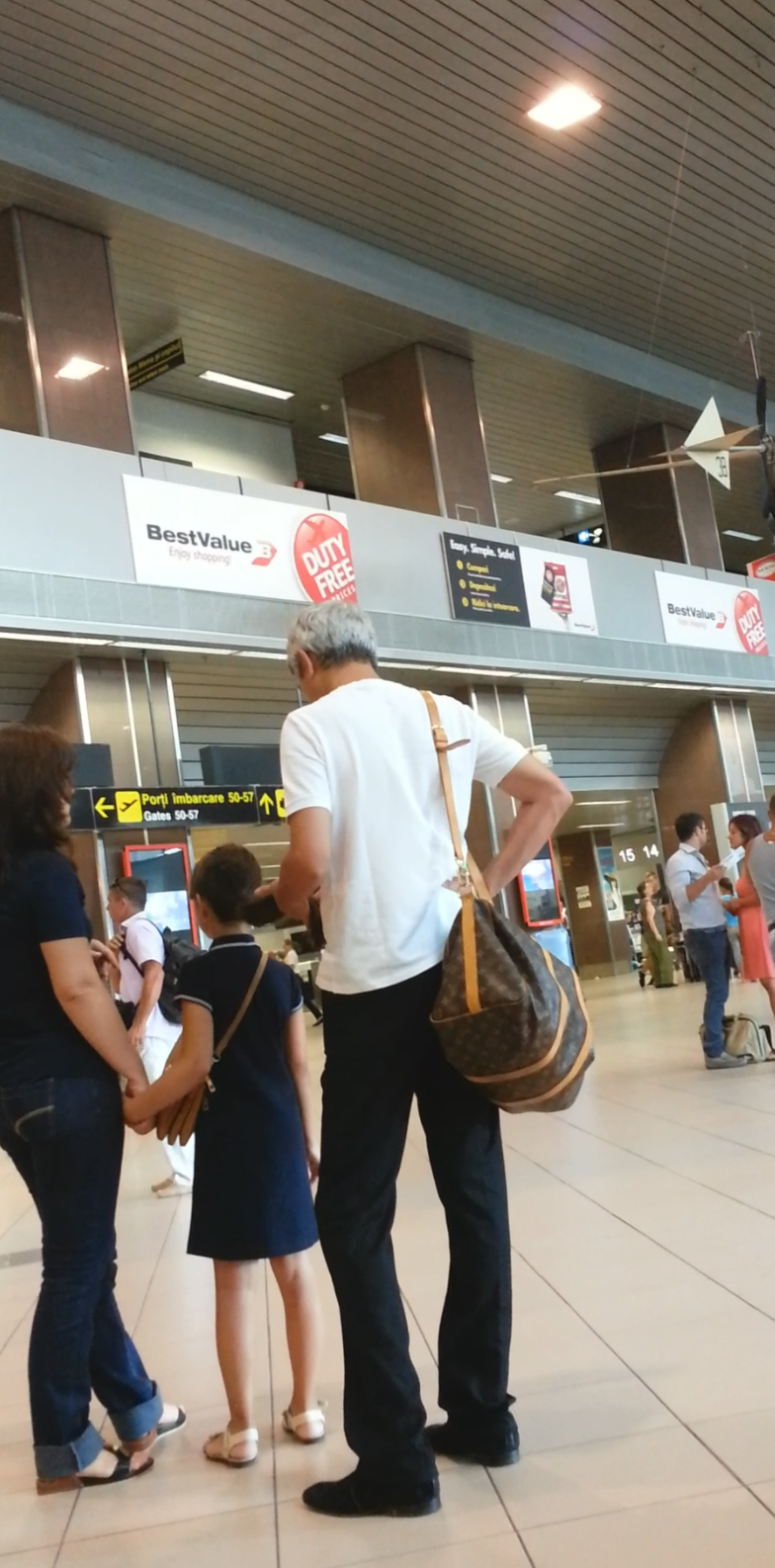 Boss-ul OTV s-a jucat cu parul fiicei sale in timp ce astepta sa se urce in avion