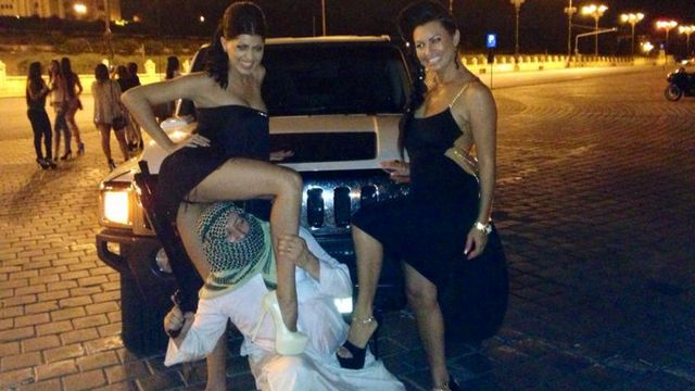 Deea a organizat o petrecere cu teroristi pentru verisoara ei