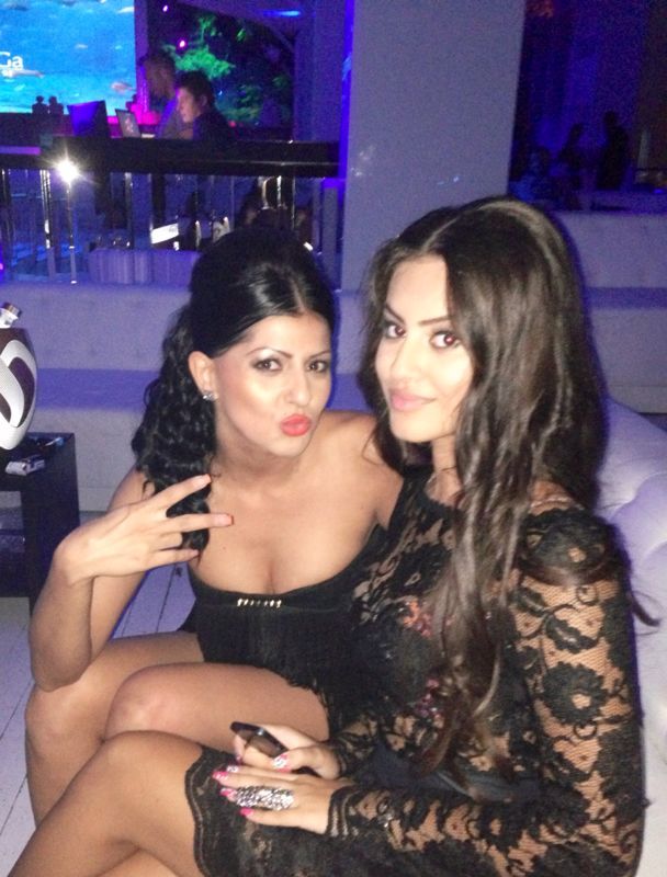 Deea a petrecut alaturi de sarbatorita toata noaptea