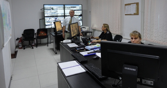 Carmen Petcu monitorizeaza atent camerele de supraveghere din sectorul 2